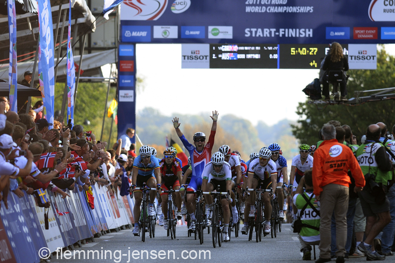 Mark Cavendish køre over stregen som vinder af linjeløbet 2011